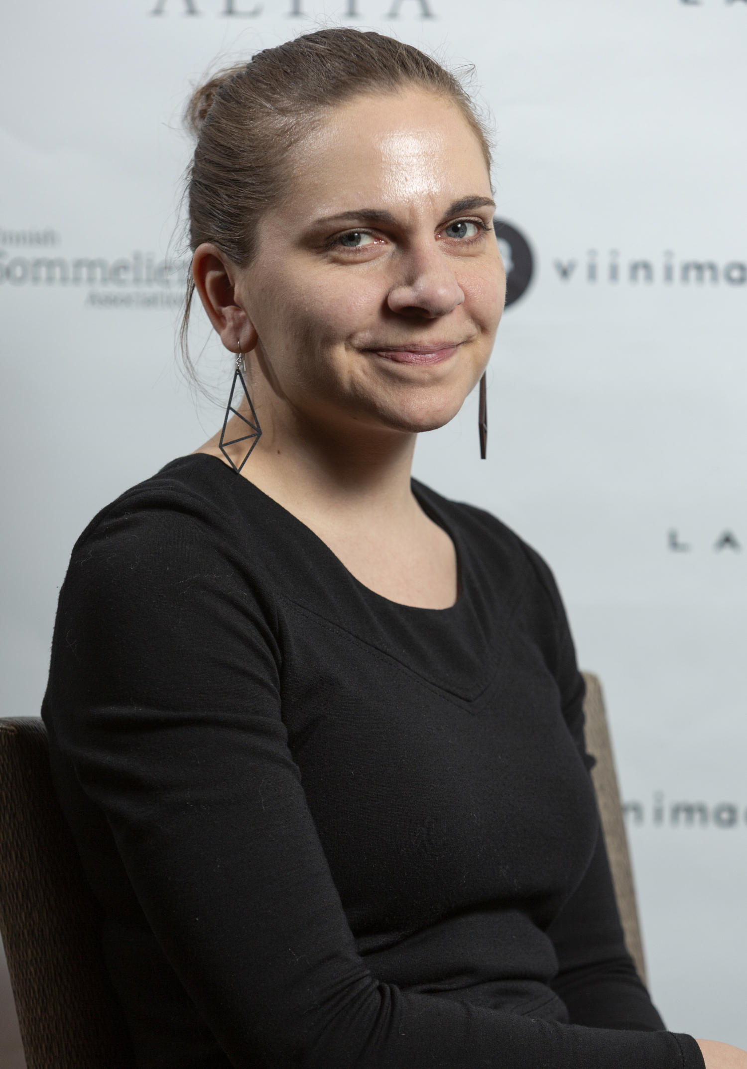Suomen Sommelierit ry:n puheenjohtaja Heidi Mäkinen