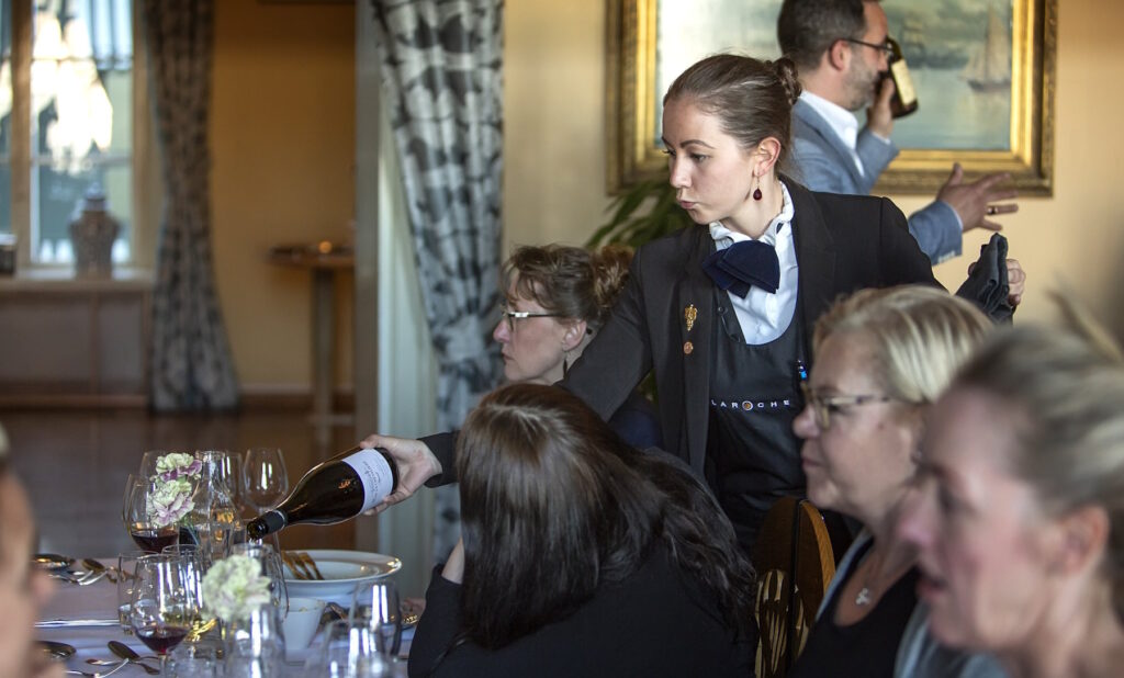 Sommelier työssään ravintolassa.