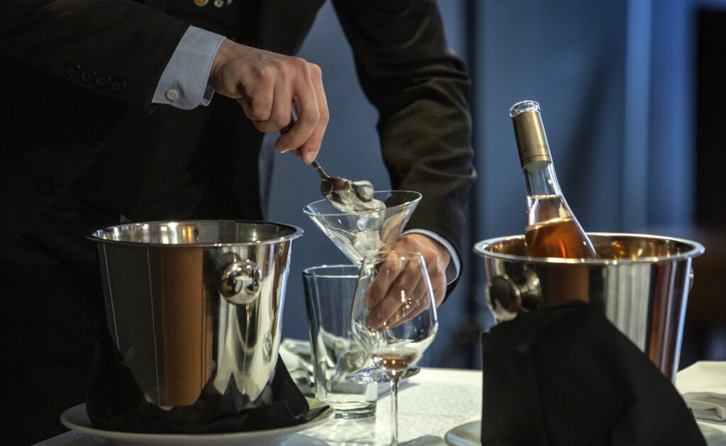 Sommelierkilpailuissa yhtenä tehtävänä on usein cocktailin valmistaminen.