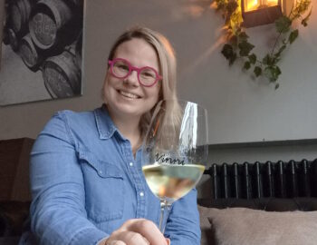 Sommelier Sari Sorri työskentelee Viinibaari Vinnissä Tampereella.