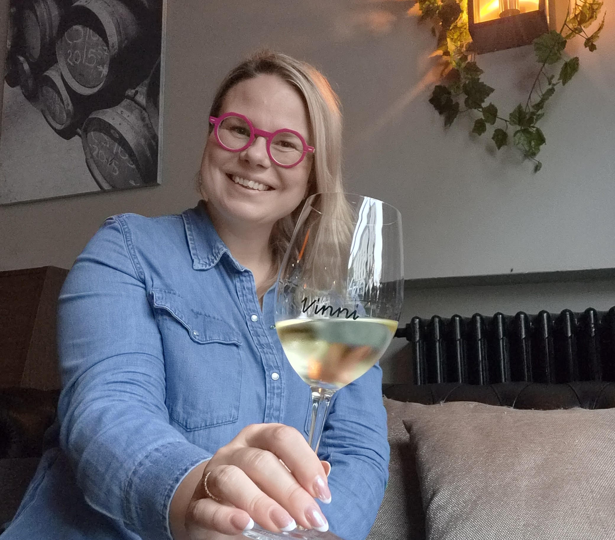 Sommelier Sari Sorri työskentelee Viinibaari Vinnissä Tampereella.